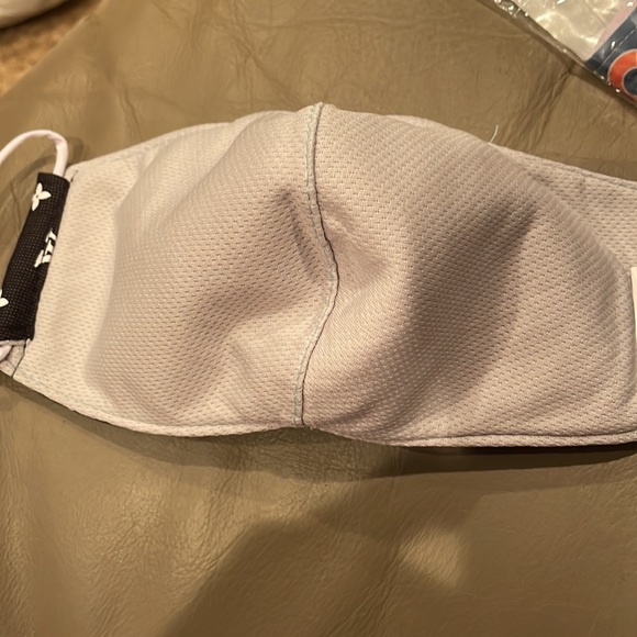 Brand new mask. - Picture 3 of 3